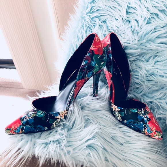Shoes - Cute fun summer pumps! Goes amazing with any jeans
